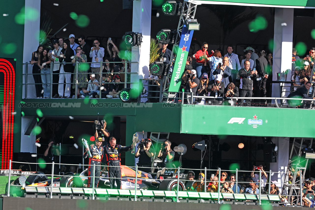 GP MESSICO, Gara winner Max Verstappen (NLD) Red Bull Racing celebrates on the podium with Richard Wolverson (GBR) Red Bull Racing Performance Engineer.

29.10.2023. Formula 1 World Championship, Rd 20, Mexican Grand Prix, Mexico City, Mexico, Gara Day.

- www.xpbimages.com, EMail: requests@xpbimages.com © Copyright: Bearne / XPB Images