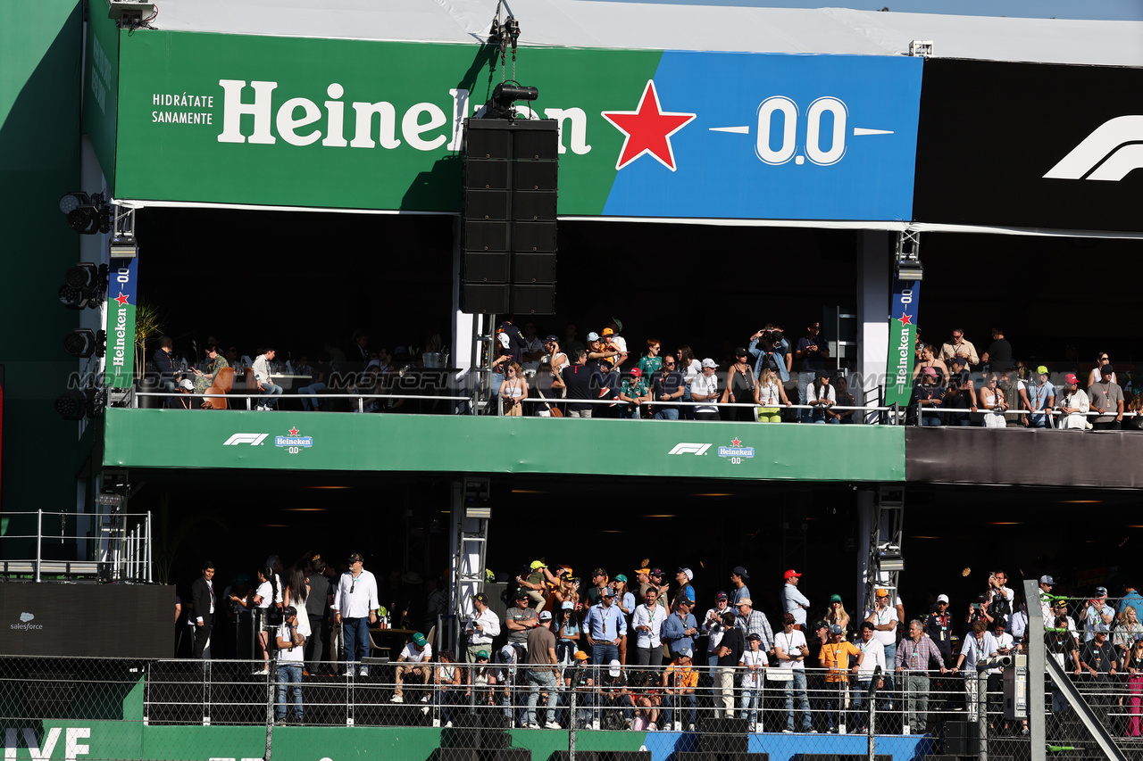 GP MESSICO, Circuit Atmosfera - Paddock Club guests at the podium.

29.10.2023. Formula 1 World Championship, Rd 20, Mexican Grand Prix, Mexico City, Mexico, Gara Day.

- www.xpbimages.com, EMail: requests@xpbimages.com © Copyright: Moy / XPB Images