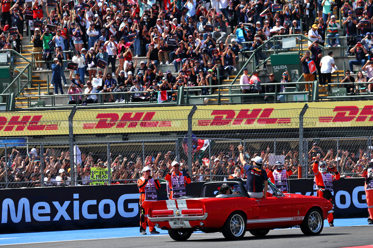 GP MESSICO, Sergio Perez (MEX) Red Bull Racing on the drivers' parade.

29.10.2023. Formula 1 World Championship, Rd 20, Mexican Grand Prix, Mexico City, Mexico, Gara Day.

 - www.xpbimages.com, EMail: requests@xpbimages.com © Copyright: Coates / XPB Images