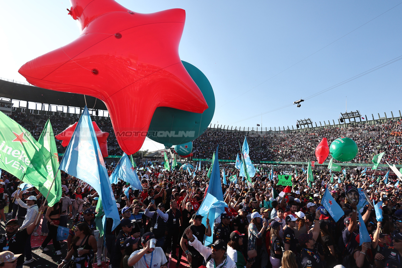 GP MESSICO, Circuit Atmosfera - fans at the podium.

29.10.2023. Formula 1 World Championship, Rd 20, Mexican Grand Prix, Mexico City, Mexico, Gara Day.

- www.xpbimages.com, EMail: requests@xpbimages.com © Copyright: Moy / XPB Images