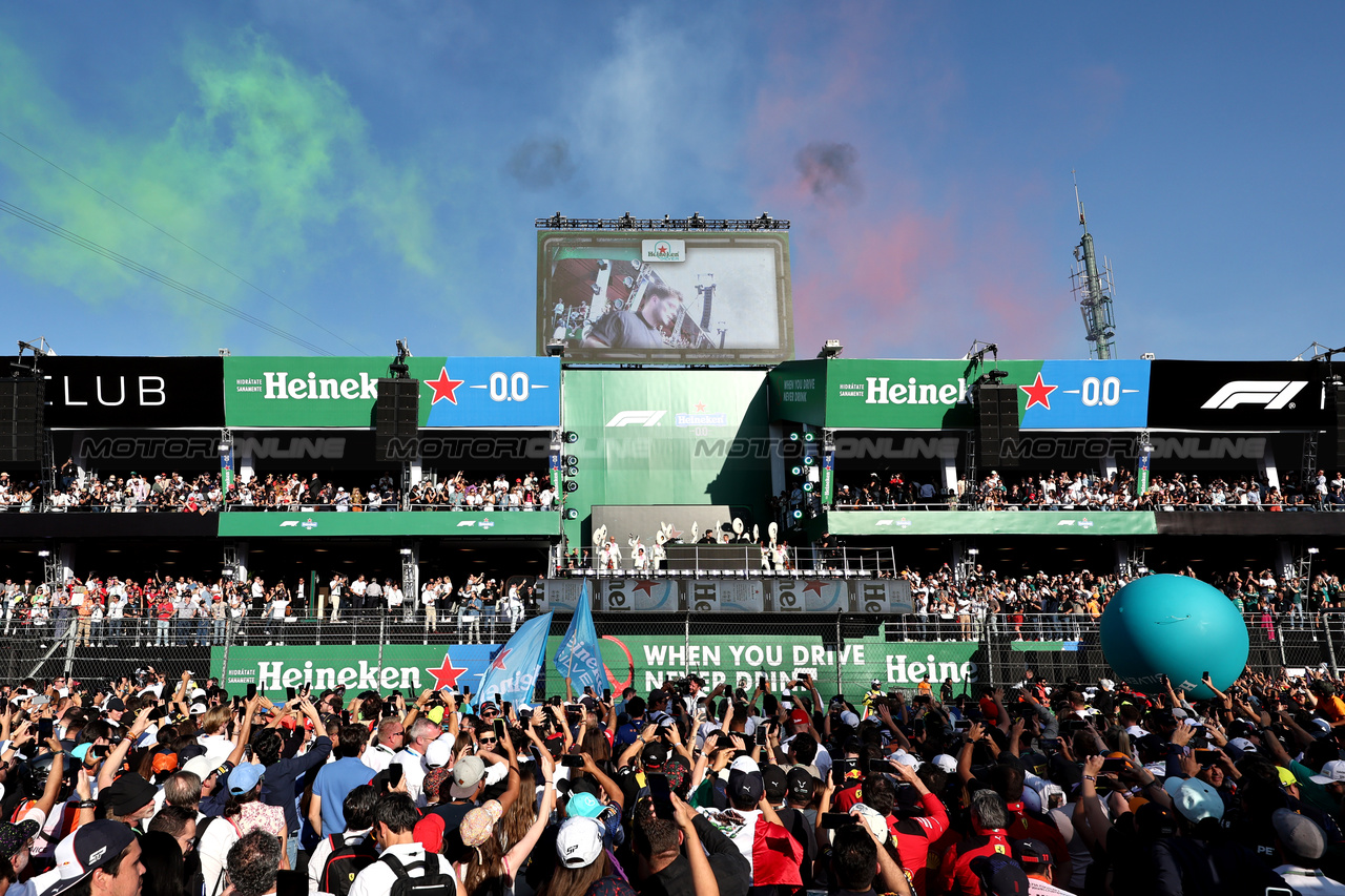 GP MESSICO, Circuit Atmosfera - DJ at the podium.

29.10.2023. Formula 1 World Championship, Rd 20, Mexican Grand Prix, Mexico City, Mexico, Gara Day.

- www.xpbimages.com, EMail: requests@xpbimages.com © Copyright: Moy / XPB Images