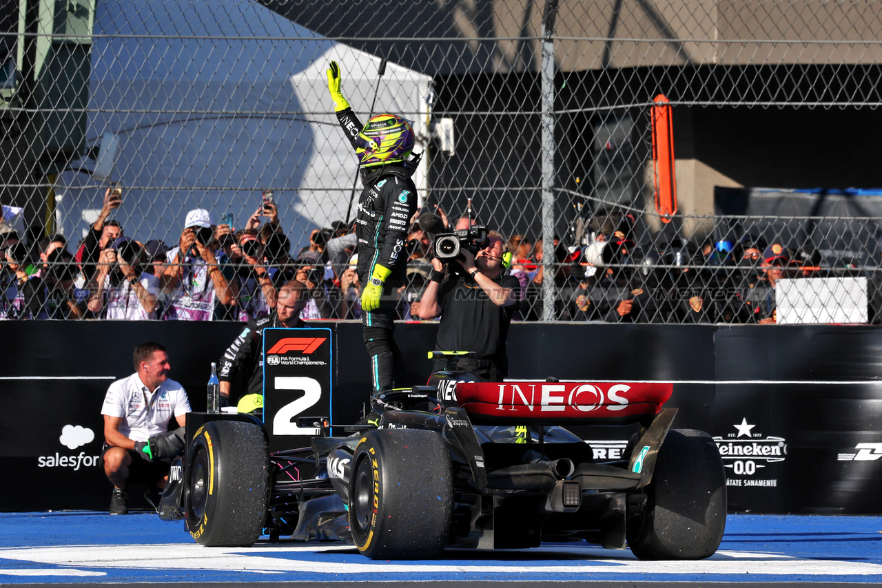 GP MESSICO, Lewis Hamilton (GBR) Mercedes AMG F1 W14 celebrates his second position in parc ferme.

29.10.2023. Formula 1 World Championship, Rd 20, Mexican Grand Prix, Mexico City, Mexico, Gara Day.

- www.xpbimages.com, EMail: requests@xpbimages.com © Copyright: Moy / XPB Images