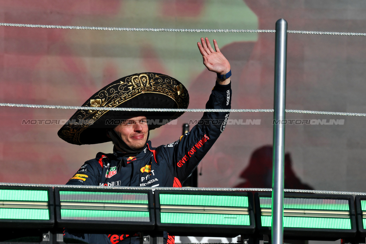 GP MESSICO, Gara winner Max Verstappen (NLD) Red Bull Racing celebrates on the podium.

29.10.2023. Formula 1 World Championship, Rd 20, Mexican Grand Prix, Mexico City, Mexico, Gara Day.

- www.xpbimages.com, EMail: requests@xpbimages.com © Copyright: Moy / XPB Images