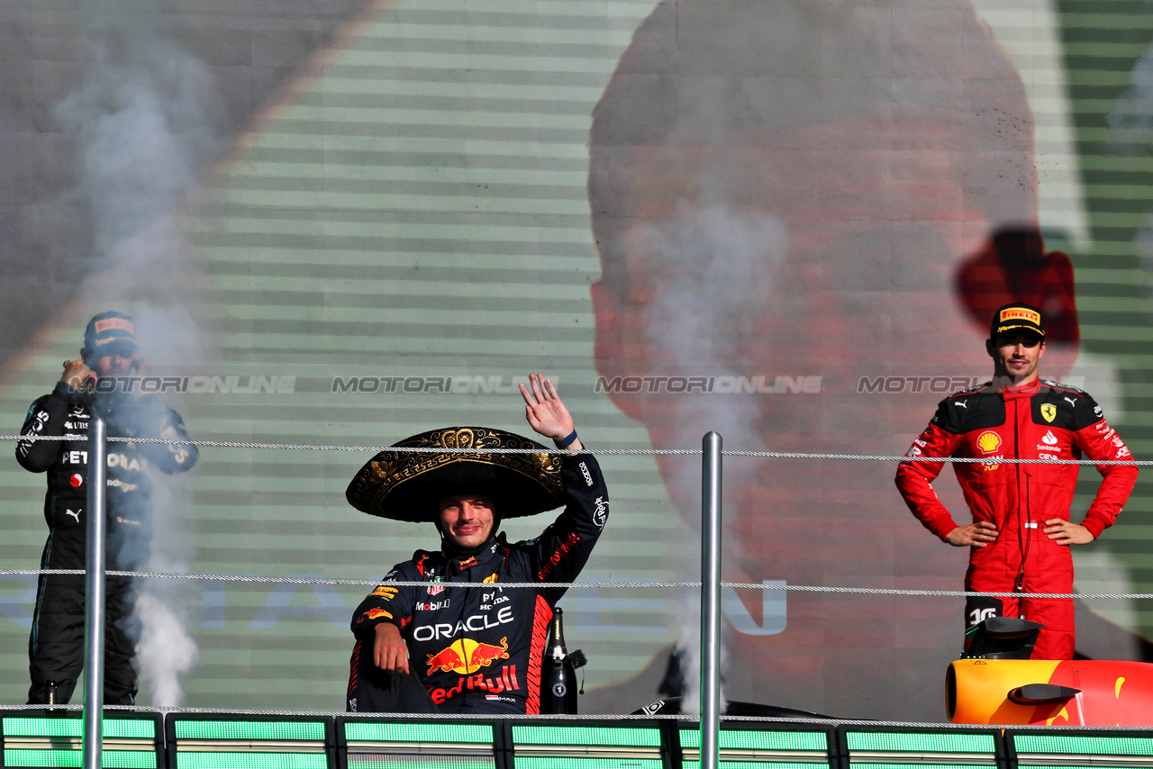 GP MESSICO, Gara winner Max Verstappen (NLD) Red Bull Racing celebrates on the podium.

29.10.2023. Formula 1 World Championship, Rd 20, Mexican Grand Prix, Mexico City, Mexico, Gara Day.

- www.xpbimages.com, EMail: requests@xpbimages.com © Copyright: Moy / XPB Images