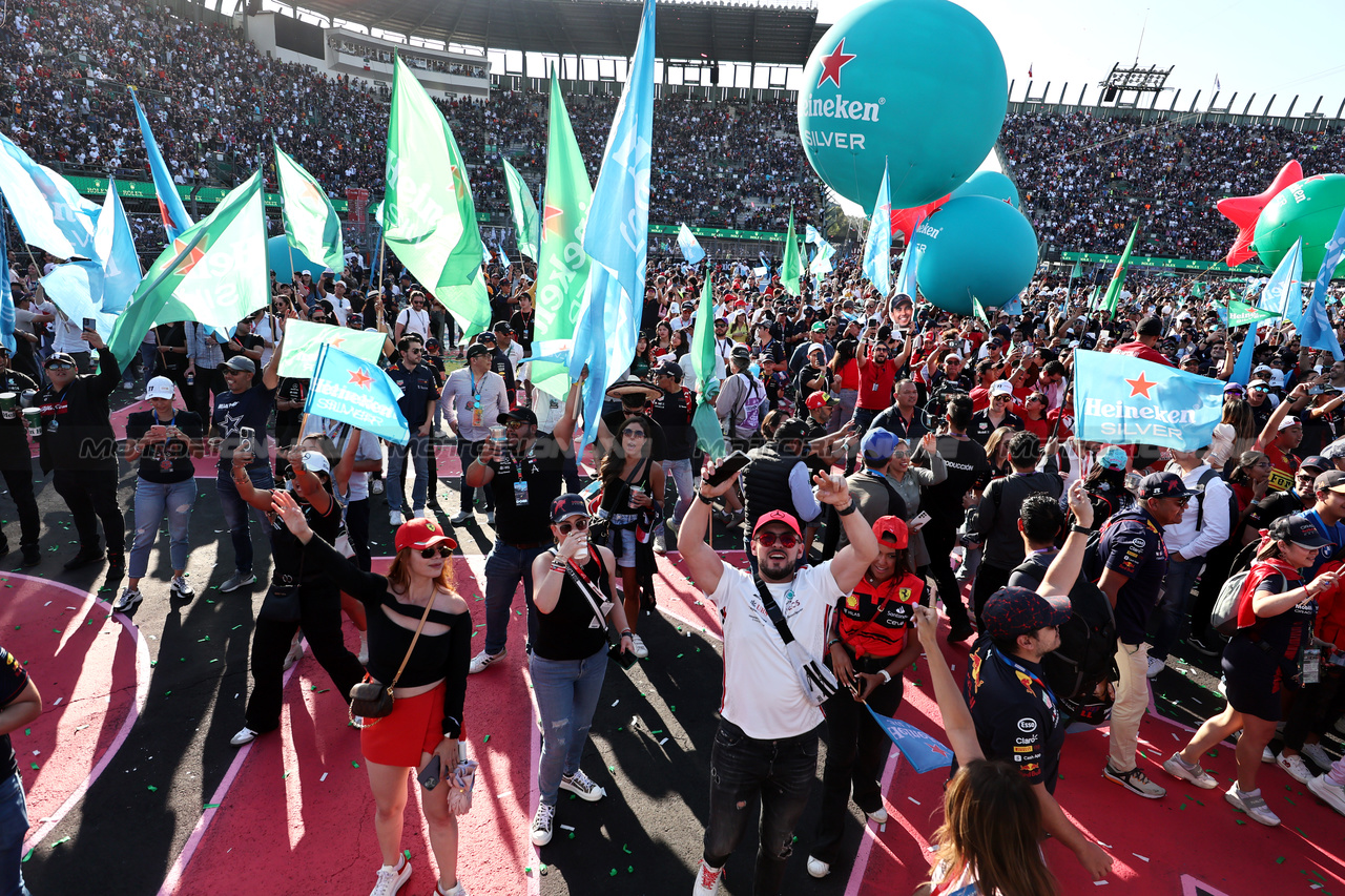 GP MESSICO, Circuit Atmosfera - fans at the podium.

29.10.2023. Formula 1 World Championship, Rd 20, Mexican Grand Prix, Mexico City, Mexico, Gara Day.

- www.xpbimages.com, EMail: requests@xpbimages.com © Copyright: Moy / XPB Images