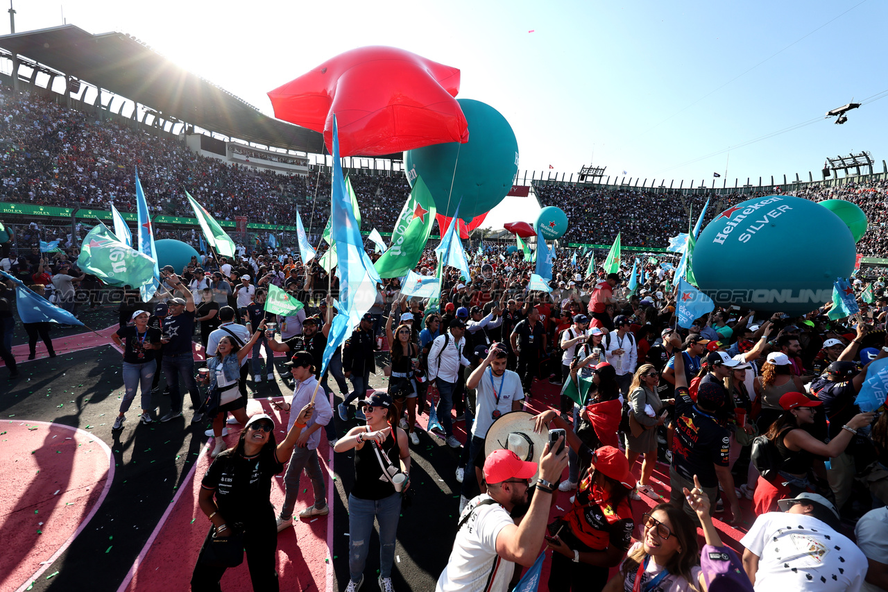 GP MESSICO, Circuit Atmosfera - fans at the podium.

29.10.2023. Formula 1 World Championship, Rd 20, Mexican Grand Prix, Mexico City, Mexico, Gara Day.

- www.xpbimages.com, EMail: requests@xpbimages.com © Copyright: Moy / XPB Images