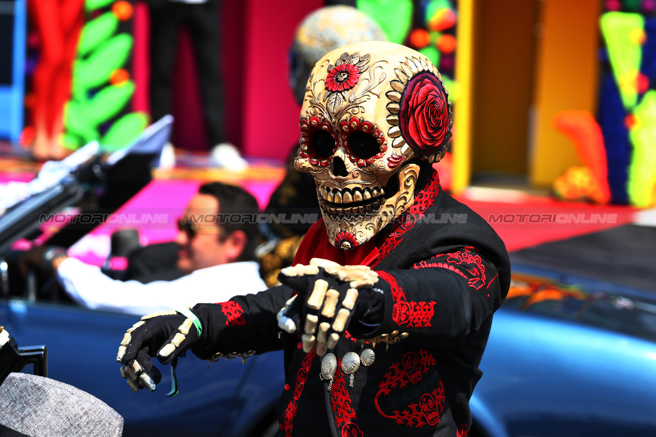 GP MESSICO, Circuit Atmosfera - Day of the Dead Skeleton.

29.10.2023. Formula 1 World Championship, Rd 20, Mexican Grand Prix, Mexico City, Mexico, Gara Day.

 - www.xpbimages.com, EMail: requests@xpbimages.com © Copyright: Coates / XPB Images