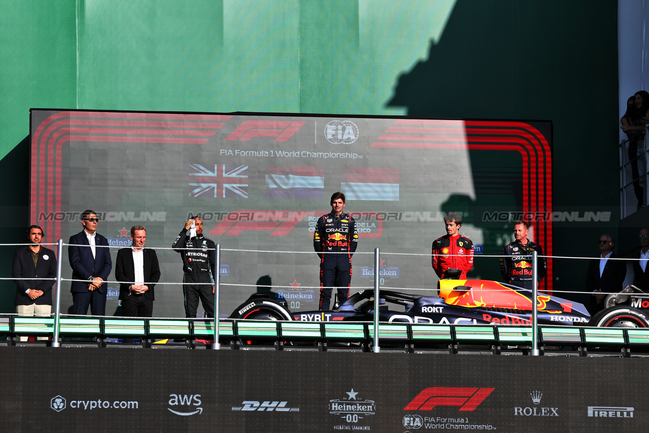 GP MESSICO, The podium (L to R): Lewis Hamilton (GBR) Mercedes AMG F1, second; Max Verstappen (NLD) Red Bull Racing, vincitore; Charles Leclerc (MON) Ferrari, third; Richard Wolverson (GBR) Red Bull Racing Performance Engineer.

29.10.2023. Formula 1 World Championship, Rd 20, Mexican Grand Prix, Mexico City, Mexico, Gara Day.

- www.xpbimages.com, EMail: requests@xpbimages.com © Copyright: Moy / XPB Images