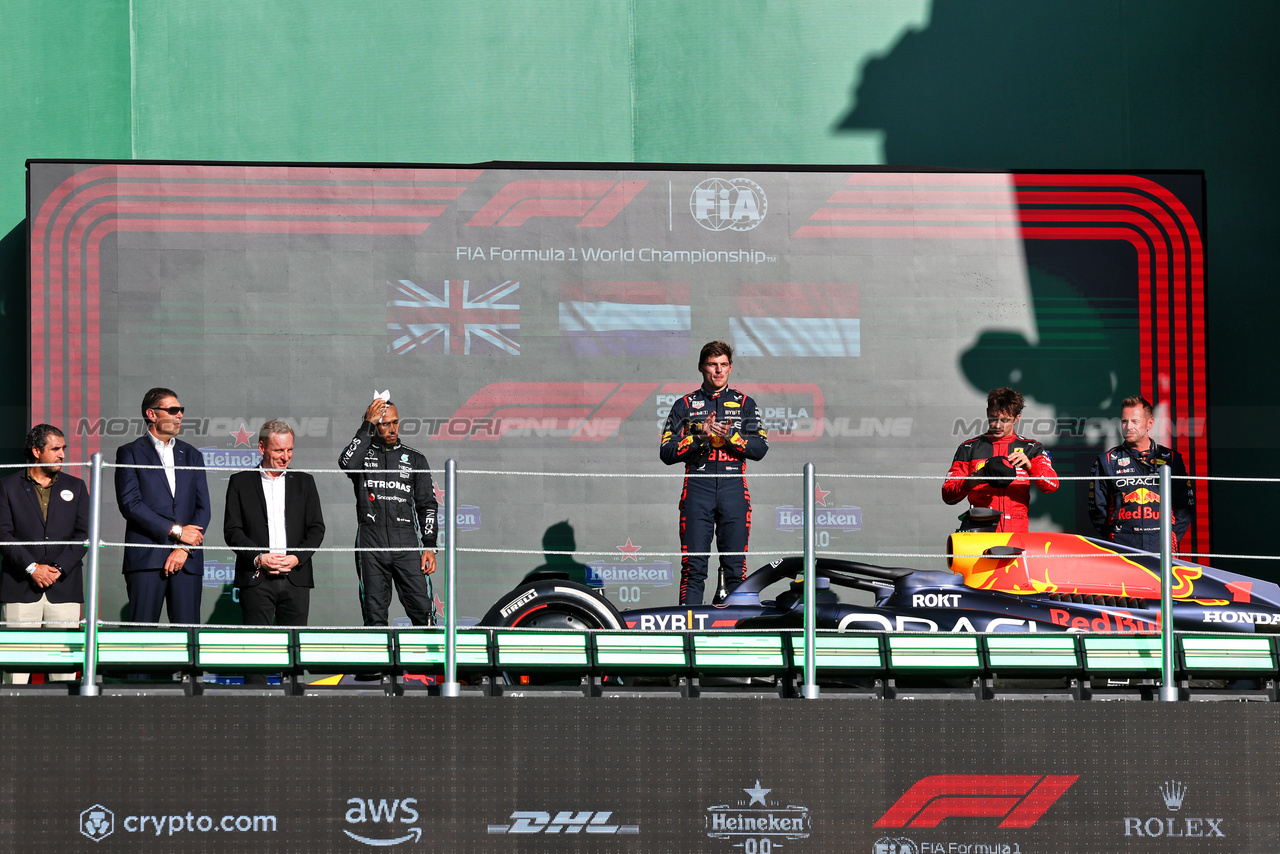 GP MESSICO, The podium (L to R): Lewis Hamilton (GBR) Mercedes AMG F1, second; Max Verstappen (NLD) Red Bull Racing, vincitore; Charles Leclerc (MON) Ferrari, third; Richard Wolverson (GBR) Red Bull Racing Performance Engineer.

29.10.2023. Formula 1 World Championship, Rd 20, Mexican Grand Prix, Mexico City, Mexico, Gara Day.

- www.xpbimages.com, EMail: requests@xpbimages.com © Copyright: Moy / XPB Images
