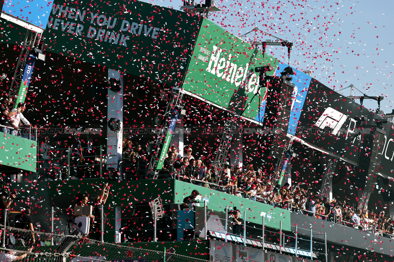 GP MESSICO, Circuit Atmosfera - Paddock Club guests at the podium.

29.10.2023. Formula 1 World Championship, Rd 20, Mexican Grand Prix, Mexico City, Mexico, Gara Day.

- www.xpbimages.com, EMail: requests@xpbimages.com © Copyright: Moy / XPB Images