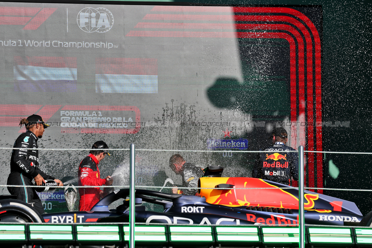 GP MESSICO, The podium: Lewis Hamilton (GBR) Mercedes AMG F1, second; Max Verstappen (NLD) Red Bull Racing, vincitore; Charles Leclerc (MON) Ferrari, third; Richard Wolverson (GBR) Red Bull Racing Performance Engineer.

29.10.2023. Formula 1 World Championship, Rd 20, Mexican Grand Prix, Mexico City, Mexico, Gara Day.

- www.xpbimages.com, EMail: requests@xpbimages.com © Copyright: Moy / XPB Images