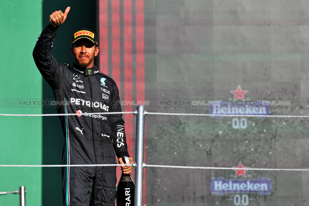 GP MESSICO, Lewis Hamilton (GBR) Mercedes AMG F1 celebrates his second position on the podium.

29.10.2023. Formula 1 World Championship, Rd 20, Mexican Grand Prix, Mexico City, Mexico, Gara Day.

- www.xpbimages.com, EMail: requests@xpbimages.com © Copyright: Moy / XPB Images