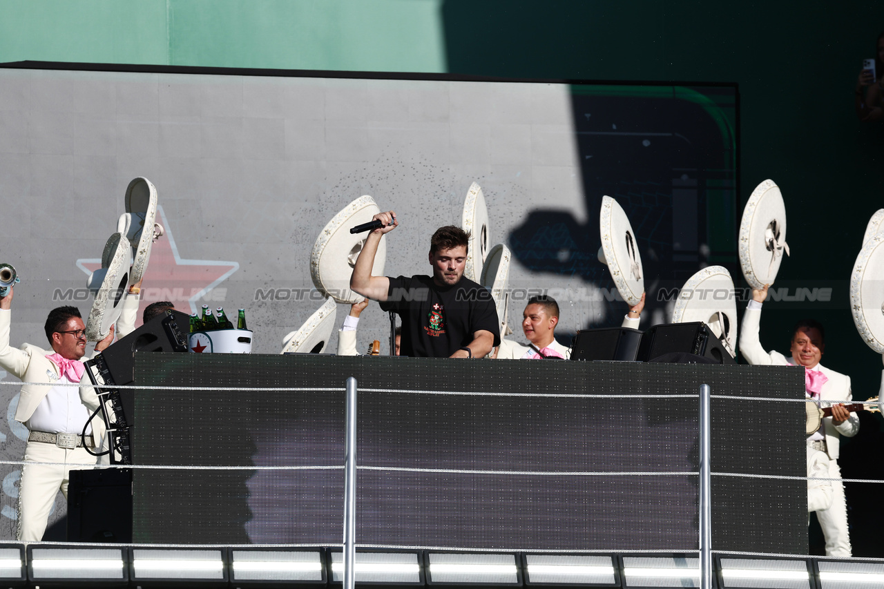GP MESSICO, Circuit Atmosfera - DJ  at the podium.

29.10.2023. Formula 1 World Championship, Rd 20, Mexican Grand Prix, Mexico City, Mexico, Gara Day.

- www.xpbimages.com, EMail: requests@xpbimages.com © Copyright: Moy / XPB Images