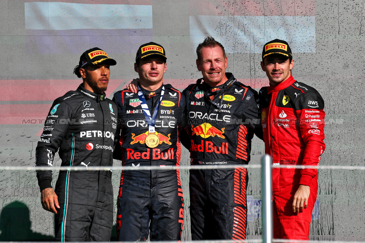 GP MESSICO, The podium (L to R): Lewis Hamilton (GBR) Mercedes AMG F1, second; Max Verstappen (NLD) Red Bull Racing, vincitore; Richard Wolverson (GBR) Red Bull Racing Performance Engineer; Charles Leclerc (MON) Ferrari, third.

29.10.2023. Formula 1 World Championship, Rd 20, Mexican Grand Prix, Mexico City, Mexico, Gara Day.

- www.xpbimages.com, EMail: requests@xpbimages.com © Copyright: Moy / XPB Images