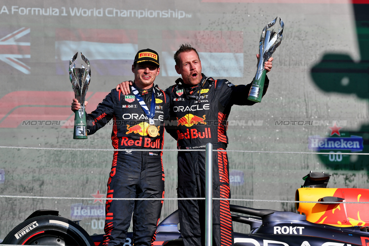 GP MESSICO, (L to R): Gara winner Max Verstappen (NLD) Red Bull Racing celebrates on the podium with Richard Wolverson (GBR) Red Bull Racing Performance Engineer.

29.10.2023. Formula 1 World Championship, Rd 20, Mexican Grand Prix, Mexico City, Mexico, Gara Day.

- www.xpbimages.com, EMail: requests@xpbimages.com © Copyright: Moy / XPB Images