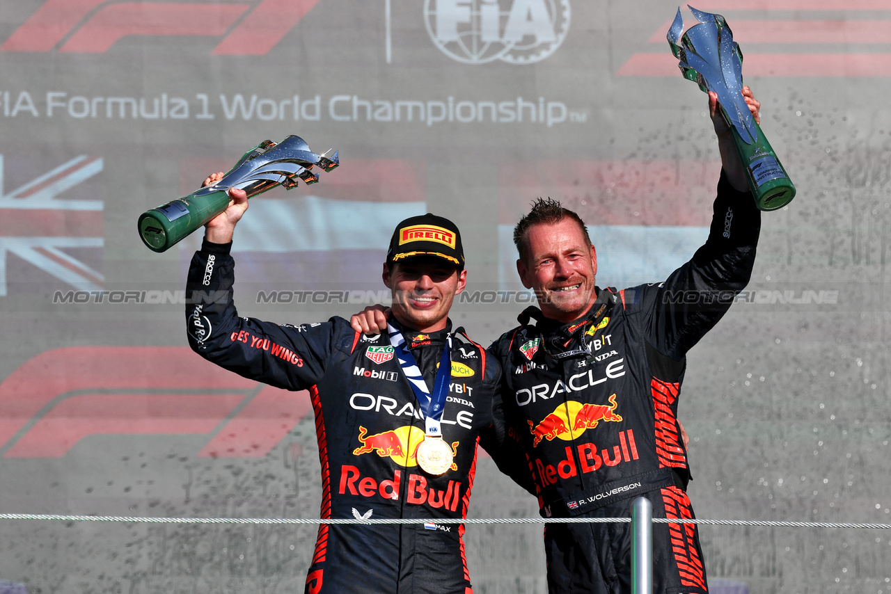 GP MESSICO, (L to R): Gara winner Max Verstappen (NLD) Red Bull Racing celebrates on the podium with Richard Wolverson (GBR) Red Bull Racing Performance Engineer.

29.10.2023. Formula 1 World Championship, Rd 20, Mexican Grand Prix, Mexico City, Mexico, Gara Day.

- www.xpbimages.com, EMail: requests@xpbimages.com © Copyright: Moy / XPB Images