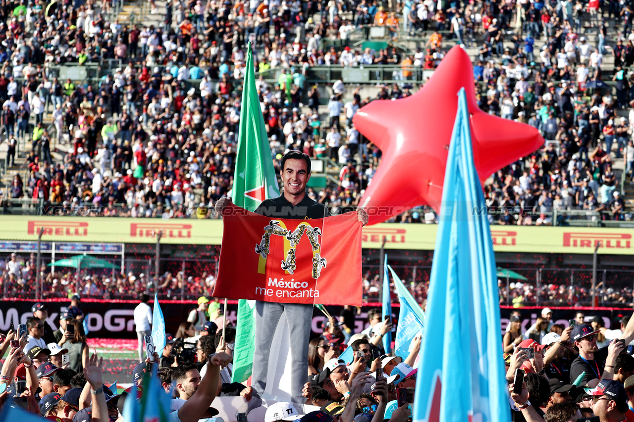 GP MESSICO, Circuit Atmosfera - Fans at the podium.

29.10.2023. Formula 1 World Championship, Rd 20, Mexican Grand Prix, Mexico City, Mexico, Gara Day.

- www.xpbimages.com, EMail: requests@xpbimages.com © Copyright: Moy / XPB Images