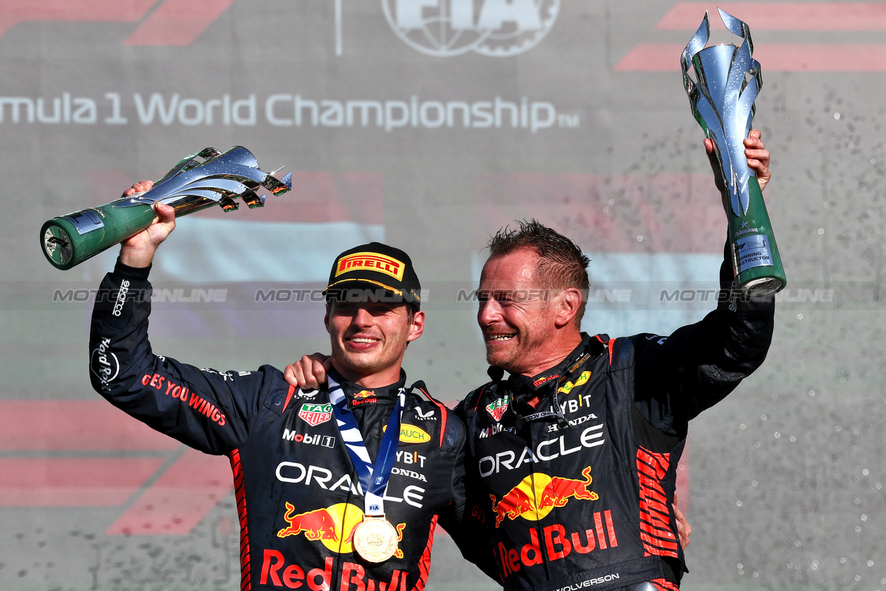 GP MESSICO, (L to R): Gara winner Max Verstappen (NLD) Red Bull Racing celebrates on the podium with Richard Wolverson (GBR) Red Bull Racing Performance Engineer.

29.10.2023. Formula 1 World Championship, Rd 20, Mexican Grand Prix, Mexico City, Mexico, Gara Day.

- www.xpbimages.com, EMail: requests@xpbimages.com © Copyright: Moy / XPB Images