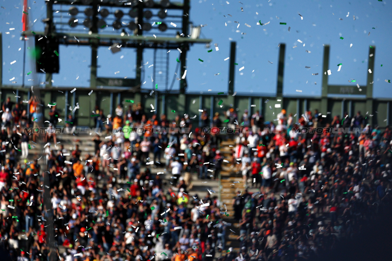 GP MESSICO, Circuit Atmosfera - ticker tape at the podium.

29.10.2023. Formula 1 World Championship, Rd 20, Mexican Grand Prix, Mexico City, Mexico, Gara Day.

- www.xpbimages.com, EMail: requests@xpbimages.com © Copyright: Moy / XPB Images