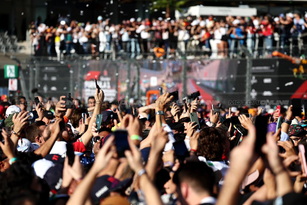 GP MESSICO, Circuit Atmosfera - Fans at the podium.

29.10.2023. Formula 1 World Championship, Rd 20, Mexican Grand Prix, Mexico City, Mexico, Gara Day.

- www.xpbimages.com, EMail: requests@xpbimages.com © Copyright: Moy / XPB Images