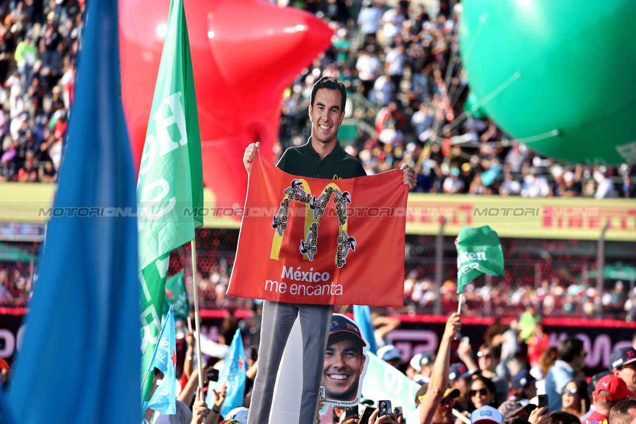 GP MESSICO, Circuit Atmosfera - Fans at the podium.

29.10.2023. Formula 1 World Championship, Rd 20, Mexican Grand Prix, Mexico City, Mexico, Gara Day.

- www.xpbimages.com, EMail: requests@xpbimages.com © Copyright: Moy / XPB Images