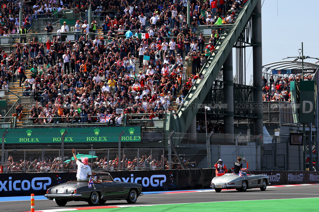 GP MESSICO, George Russell (GBR) Mercedes AMG F1 e Lewis Hamilton (GBR) Mercedes AMG F1 on the drivers' parade.

29.10.2023. Formula 1 World Championship, Rd 20, Mexican Grand Prix, Mexico City, Mexico, Gara Day.

 - www.xpbimages.com, EMail: requests@xpbimages.com © Copyright: Coates / XPB Images