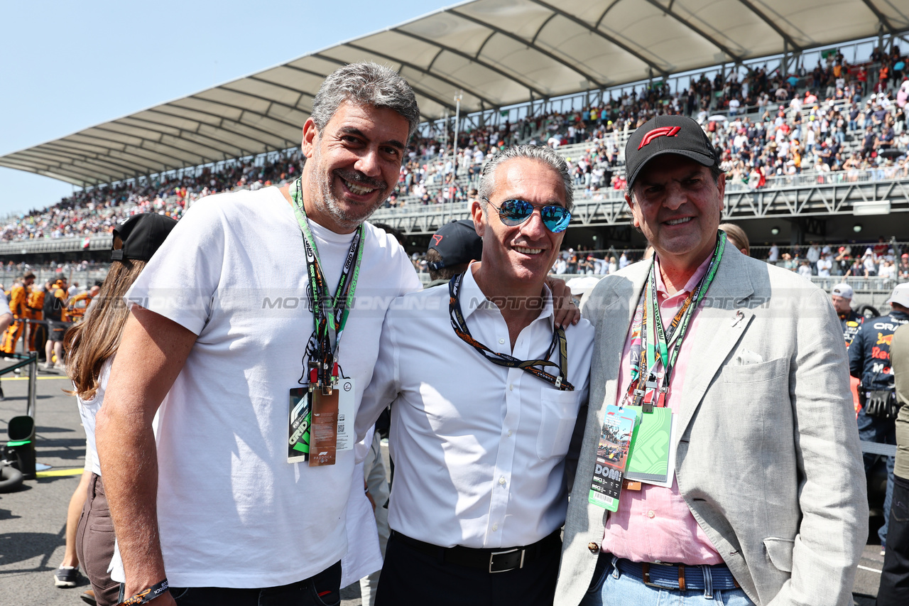 GP MESSICO, Carlos Slim Domit (MEX) Chairman of America Movil (Centre) with guests on the grid.

29.10.2023. Formula 1 World Championship, Rd 20, Mexican Grand Prix, Mexico City, Mexico, Gara Day.

- www.xpbimages.com, EMail: requests@xpbimages.com © Copyright: Moy / XPB Images