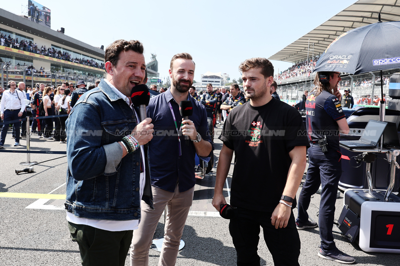 GP MESSICO, (L to R): Will Buxton (GBR) F1 Digital Presenter with James Hinchcliffe (CDN) IndyCar Driver e DJ Martin Garrix (NLD) on the grid.

29.10.2023. Formula 1 World Championship, Rd 20, Mexican Grand Prix, Mexico City, Mexico, Gara Day.

- www.xpbimages.com, EMail: requests@xpbimages.com © Copyright: Moy / XPB Images