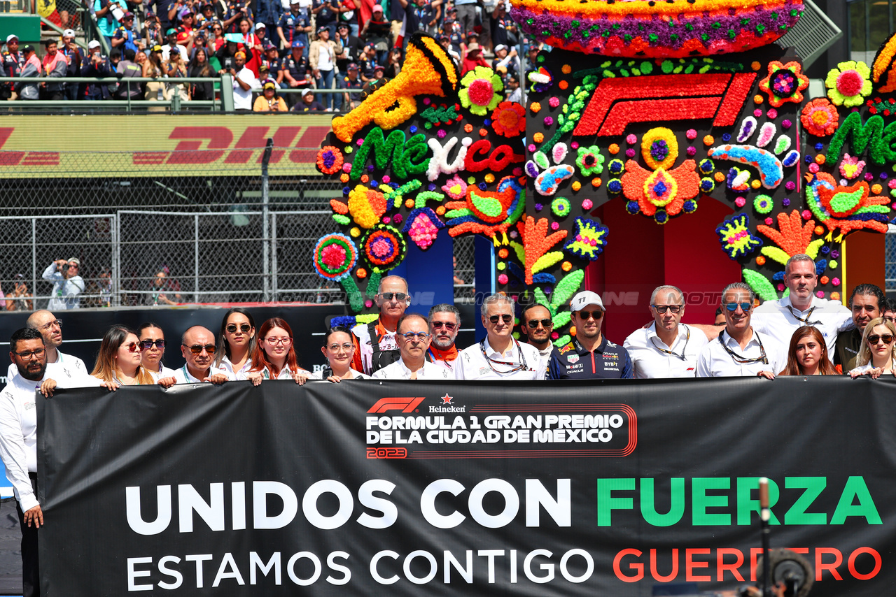 GP MESSICO, Sergio Perez (MEX) Red Bull Racing with Stefano Domenicali (ITA) Formula One President e CEO e others with a message of support.

29.10.2023. Formula 1 World Championship, Rd 20, Mexican Grand Prix, Mexico City, Mexico, Gara Day.

 - www.xpbimages.com, EMail: requests@xpbimages.com © Copyright: Coates / XPB Images