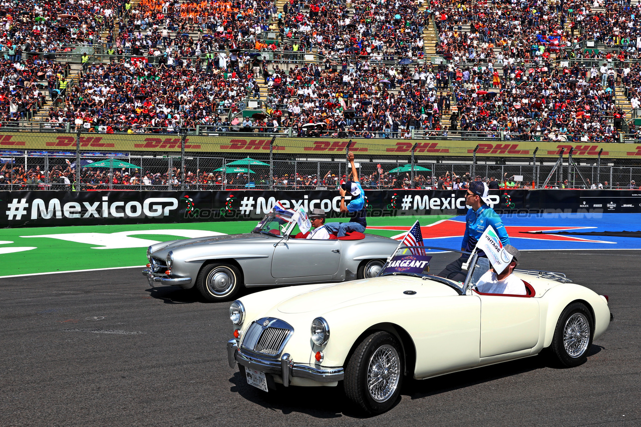 GP MESSICO, Logan Sargeant (USA) Williams Racing e Alexander Albon (THA) Williams Racing on the drivers' parade.

29.10.2023. Formula 1 World Championship, Rd 20, Mexican Grand Prix, Mexico City, Mexico, Gara Day.

 - www.xpbimages.com, EMail: requests@xpbimages.com © Copyright: Coates / XPB Images