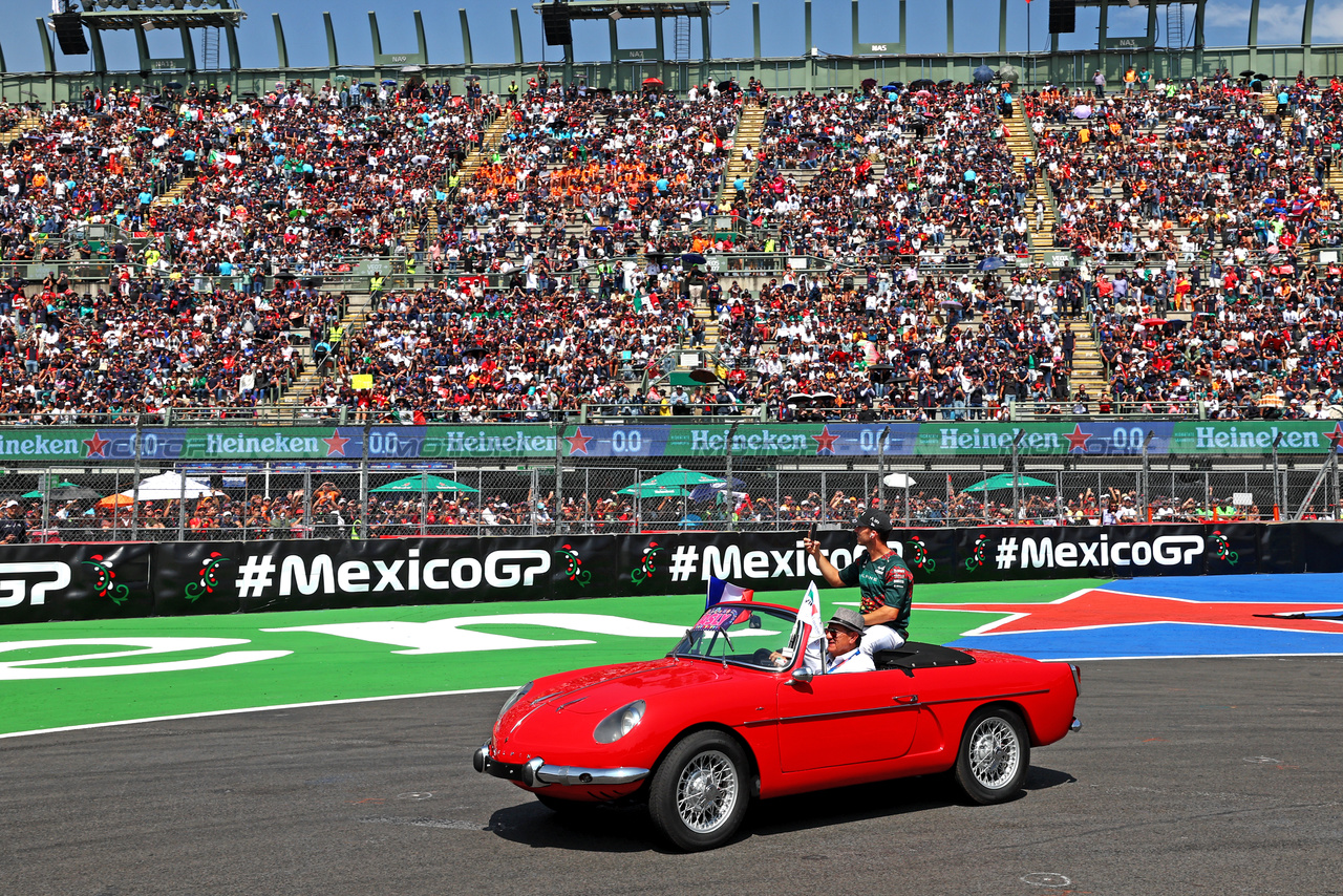 GP MESSICO, Pierre Gasly (FRA) Alpine F1 Team on the drivers' parade.

29.10.2023. Formula 1 World Championship, Rd 20, Mexican Grand Prix, Mexico City, Mexico, Gara Day.

 - www.xpbimages.com, EMail: requests@xpbimages.com © Copyright: Coates / XPB Images