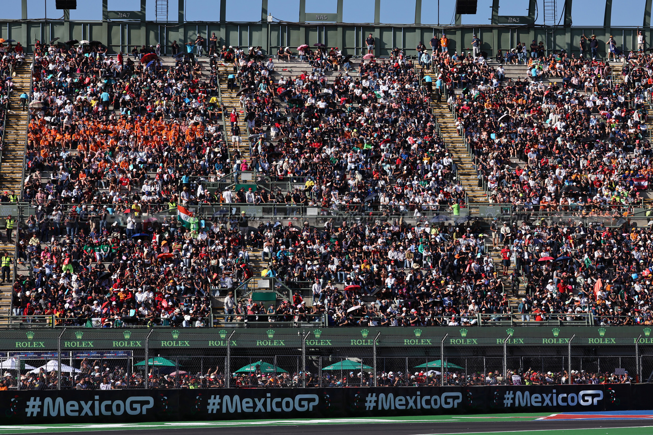 GP MESSICO, Circuit Atmosfera - fans in the grandstand.

29.10.2023. Formula 1 World Championship, Rd 20, Mexican Grand Prix, Mexico City, Mexico, Gara Day.

- www.xpbimages.com, EMail: requests@xpbimages.com © Copyright: Moy / XPB Images