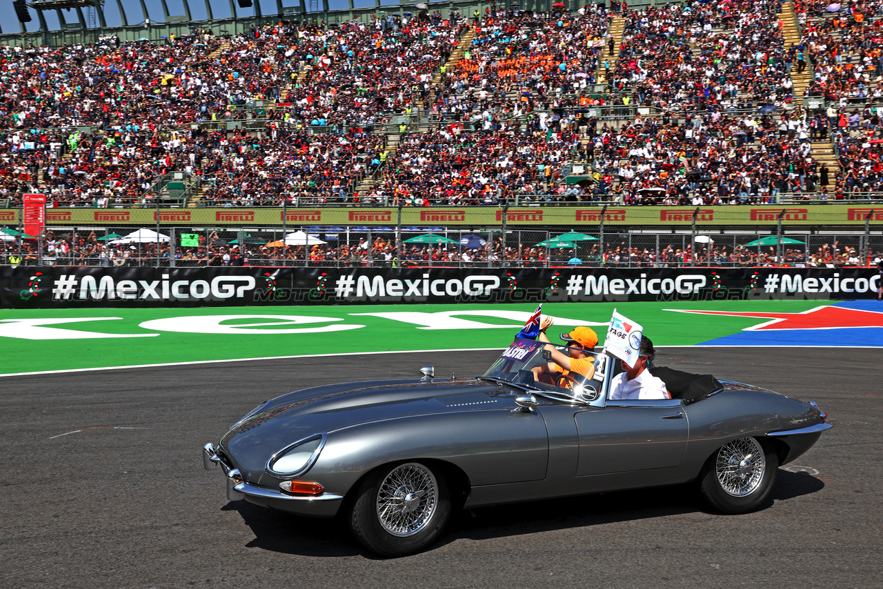 GP MESSICO, Oscar Piastri (AUS) McLaren on the drivers' parade.

29.10.2023. Formula 1 World Championship, Rd 20, Mexican Grand Prix, Mexico City, Mexico, Gara Day.

 - www.xpbimages.com, EMail: requests@xpbimages.com © Copyright: Coates / XPB Images