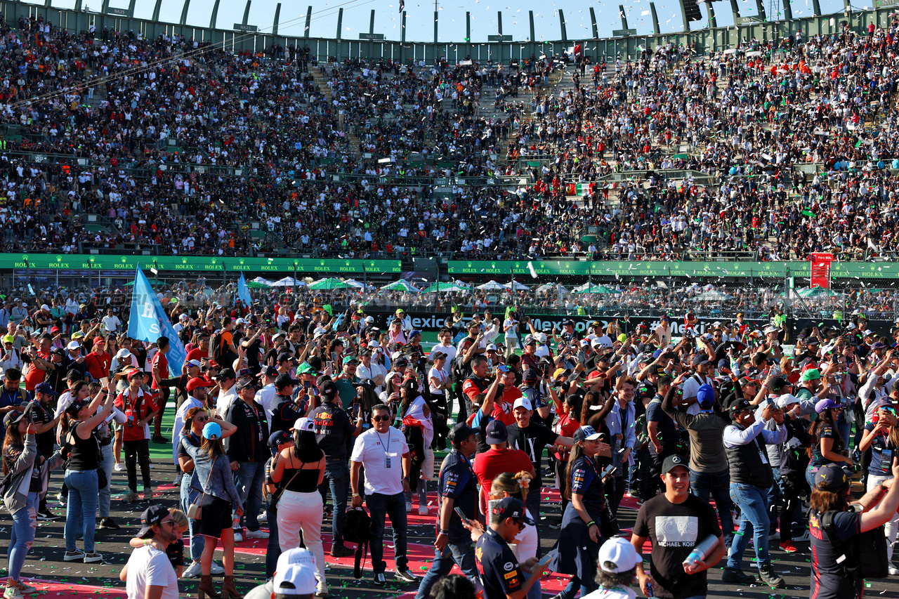 GP MESSICO, Circuit Atmosfera - fans at the podium.

29.10.2023. Formula 1 World Championship, Rd 20, Mexican Grand Prix, Mexico City, Mexico, Gara Day.

 - www.xpbimages.com, EMail: requests@xpbimages.com © Copyright: Coates / XPB Images
