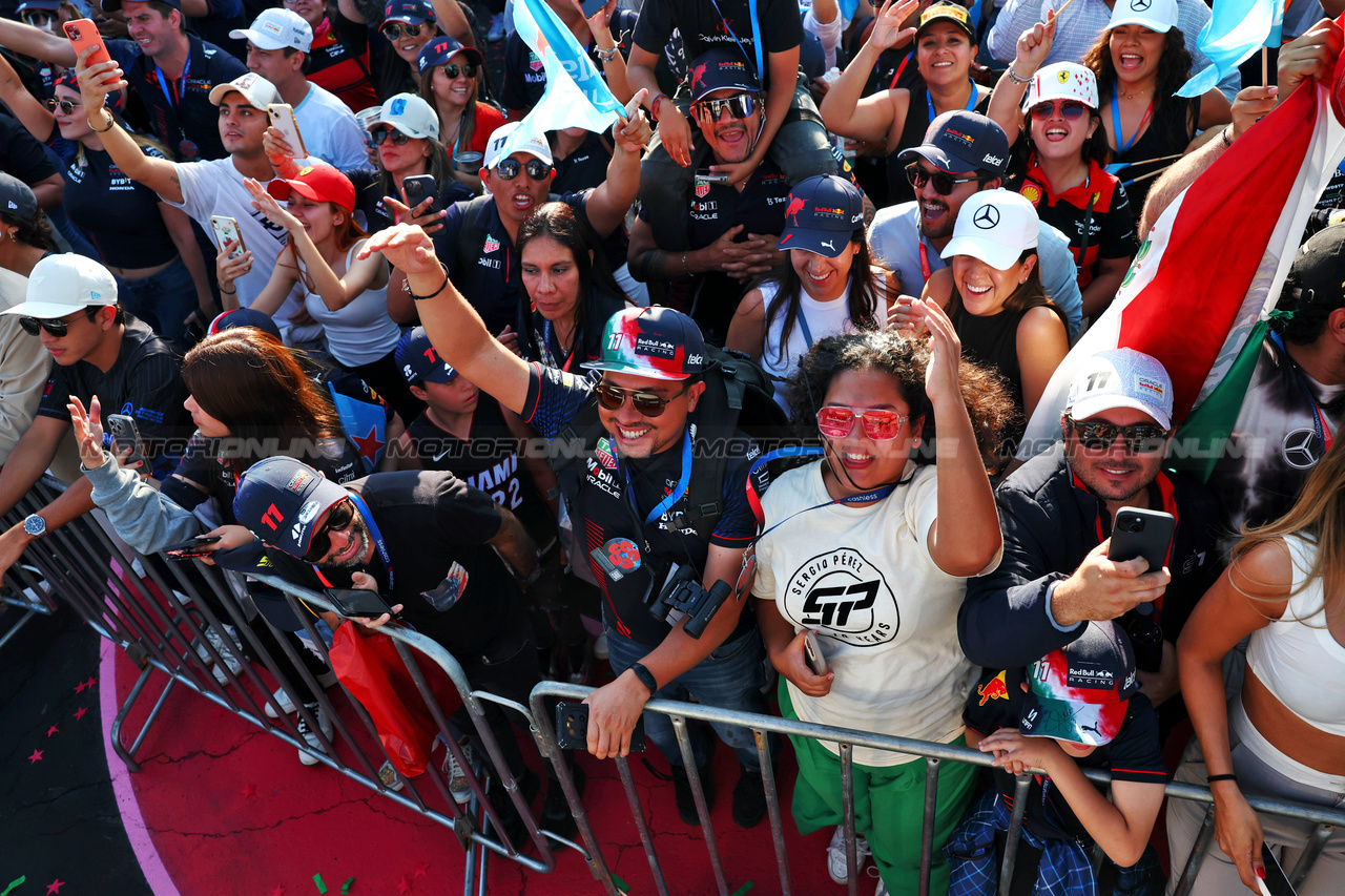 GP MESSICO, Circuit Atmosfera - fans at the podium.

29.10.2023. Formula 1 World Championship, Rd 20, Mexican Grand Prix, Mexico City, Mexico, Gara Day.

 - www.xpbimages.com, EMail: requests@xpbimages.com © Copyright: Coates / XPB Images