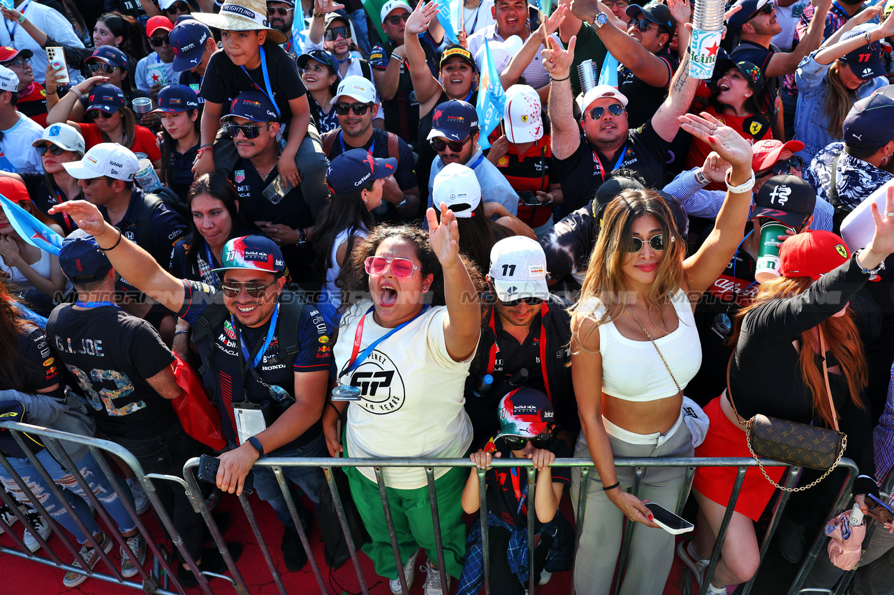 GP MESSICO, Circuit Atmosfera - fans at the podium.

29.10.2023. Formula 1 World Championship, Rd 20, Mexican Grand Prix, Mexico City, Mexico, Gara Day.

 - www.xpbimages.com, EMail: requests@xpbimages.com © Copyright: Coates / XPB Images