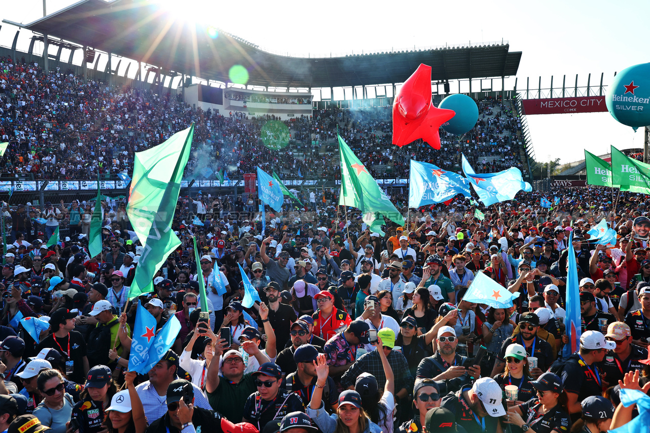 GP MESSICO, Circuit Atmosfera - fans at the podium.

29.10.2023. Formula 1 World Championship, Rd 20, Mexican Grand Prix, Mexico City, Mexico, Gara Day.

 - www.xpbimages.com, EMail: requests@xpbimages.com © Copyright: Coates / XPB Images