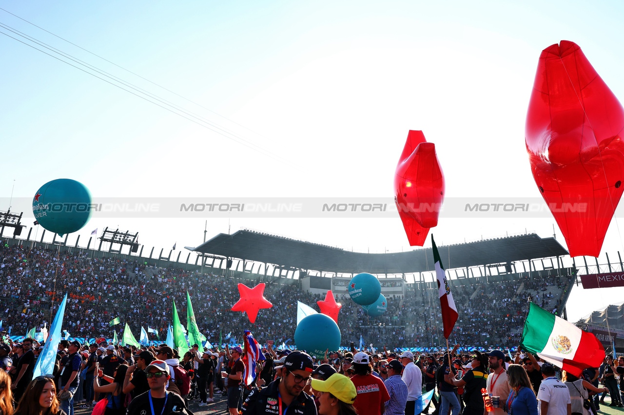 GP MESSICO, Circuit Atmosfera - fans at the podium.

29.10.2023. Formula 1 World Championship, Rd 20, Mexican Grand Prix, Mexico City, Mexico, Gara Day.

 - www.xpbimages.com, EMail: requests@xpbimages.com © Copyright: Coates / XPB Images
