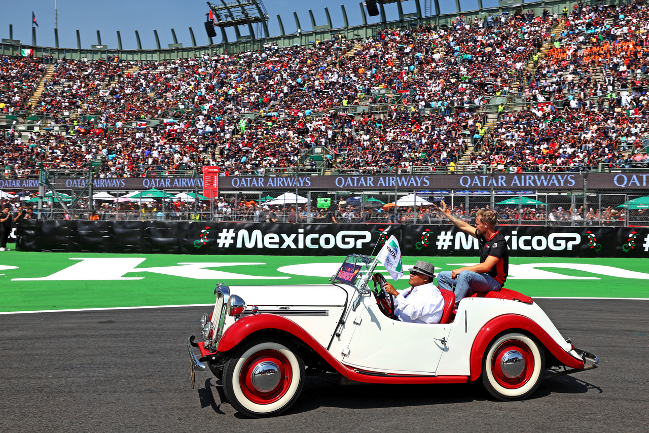 GP MESSICO, Kevin Magnussen (DEN) Haas F1 Team on the drivers' parade.

29.10.2023. Formula 1 World Championship, Rd 20, Mexican Grand Prix, Mexico City, Mexico, Gara Day.

 - www.xpbimages.com, EMail: requests@xpbimages.com © Copyright: Coates / XPB Images