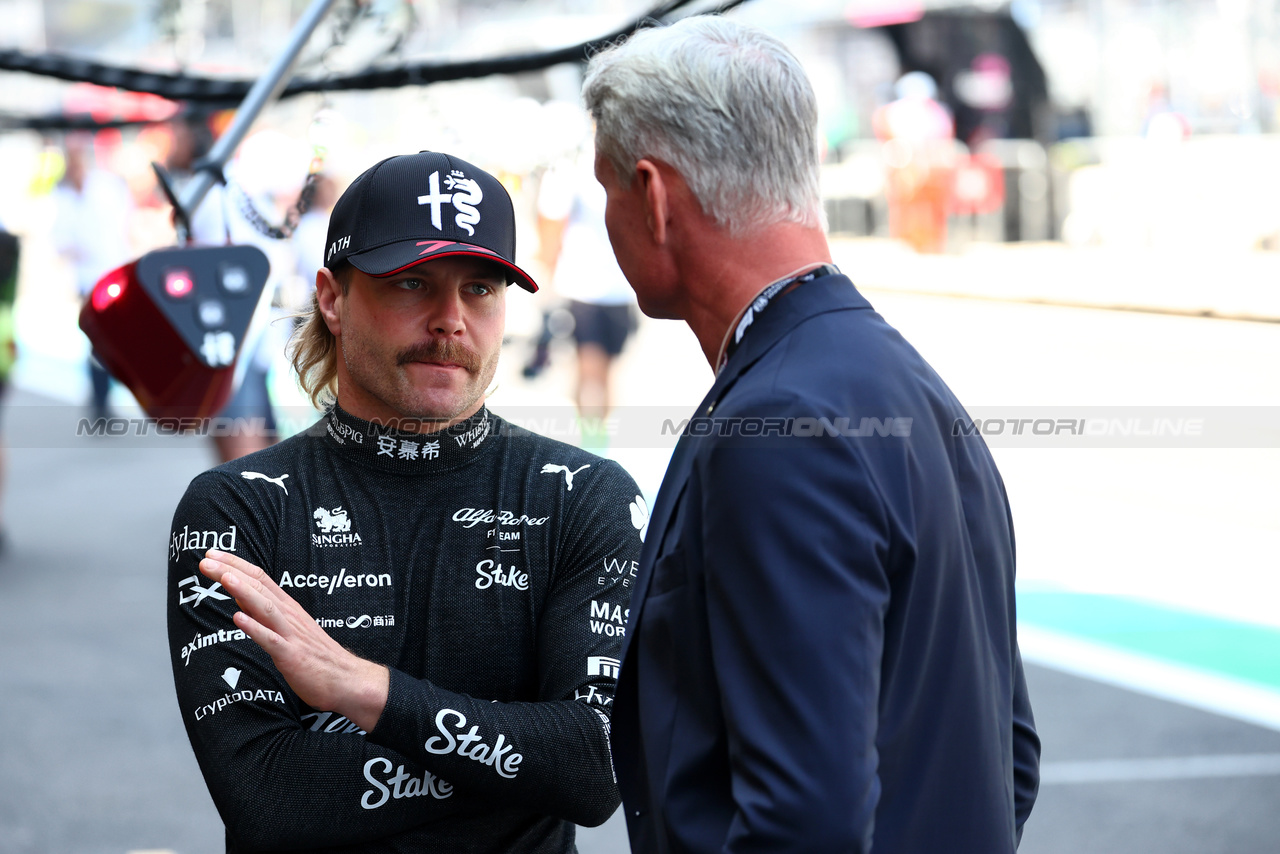 GP MESSICO, Valtteri Bottas (FIN) Alfa Romeo F1 Team with David Coulthard (GBR) Red Bull Racing e Scuderia Toro Advisor / Channel 4 F1 Commentator.

29.10.2023. Formula 1 World Championship, Rd 20, Mexican Grand Prix, Mexico City, Mexico, Gara Day.

 - www.xpbimages.com, EMail: requests@xpbimages.com © Copyright: Coates / XPB Images