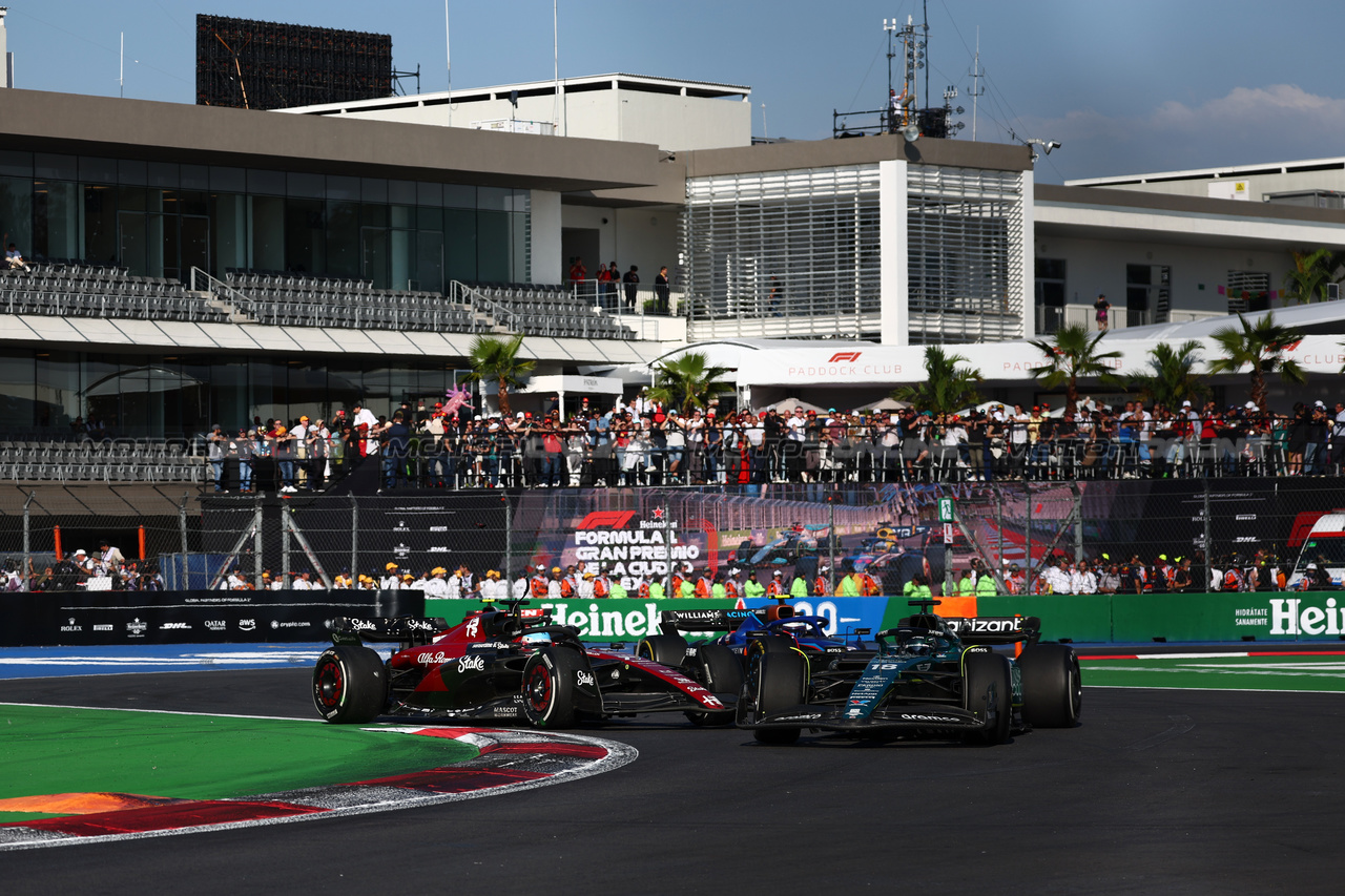 GP MESSICO, Valtteri Bottas (FIN) Alfa Romeo F1 Team C43 e Lance Stroll (CDN) Aston Martin F1 Team AMR23 collide.

29.10.2023. Formula 1 World Championship, Rd 20, Mexican Grand Prix, Mexico City, Mexico, Gara Day.

 - www.xpbimages.com, EMail: requests@xpbimages.com © Copyright: Coates / XPB Images
