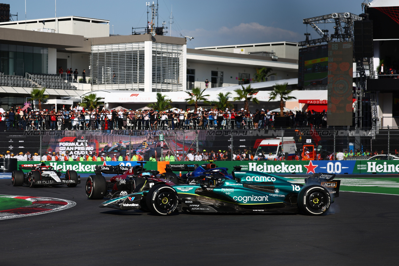 GP MESSICO, Valtteri Bottas (FIN) Alfa Romeo F1 Team C43 e Lance Stroll (CDN) Aston Martin F1 Team AMR23 collide.

29.10.2023. Formula 1 World Championship, Rd 20, Mexican Grand Prix, Mexico City, Mexico, Gara Day.

 - www.xpbimages.com, EMail: requests@xpbimages.com © Copyright: Coates / XPB Images