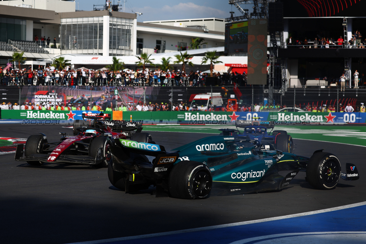 GP MESSICO, Valtteri Bottas (FIN) Alfa Romeo F1 Team C43 e Lance Stroll (CDN) Aston Martin F1 Team AMR23 collide.

29.10.2023. Formula 1 World Championship, Rd 20, Mexican Grand Prix, Mexico City, Mexico, Gara Day.

 - www.xpbimages.com, EMail: requests@xpbimages.com © Copyright: Coates / XPB Images
