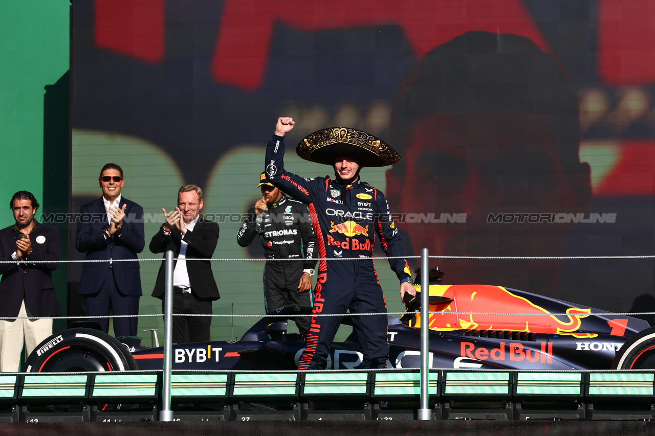 GP MESSICO, Gara winner Max Verstappen (NLD) Red Bull Racing celebrates on the podium.

29.10.2023. Formula 1 World Championship, Rd 20, Mexican Grand Prix, Mexico City, Mexico, Gara Day.

 - www.xpbimages.com, EMail: requests@xpbimages.com © Copyright: Coates / XPB Images