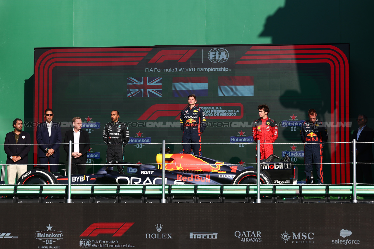 GP MESSICO, The podium (L to R): Lewis Hamilton (GBR) Mercedes AMG F1, second; Max Verstappen (NLD) Red Bull Racing, vincitore; Charles Leclerc (MON) Ferrari, third; Richard Wolverson (GBR) Red Bull Racing Performance Engineer.

29.10.2023. Formula 1 World Championship, Rd 20, Mexican Grand Prix, Mexico City, Mexico, Gara Day.

 - www.xpbimages.com, EMail: requests@xpbimages.com © Copyright: Coates / XPB Images