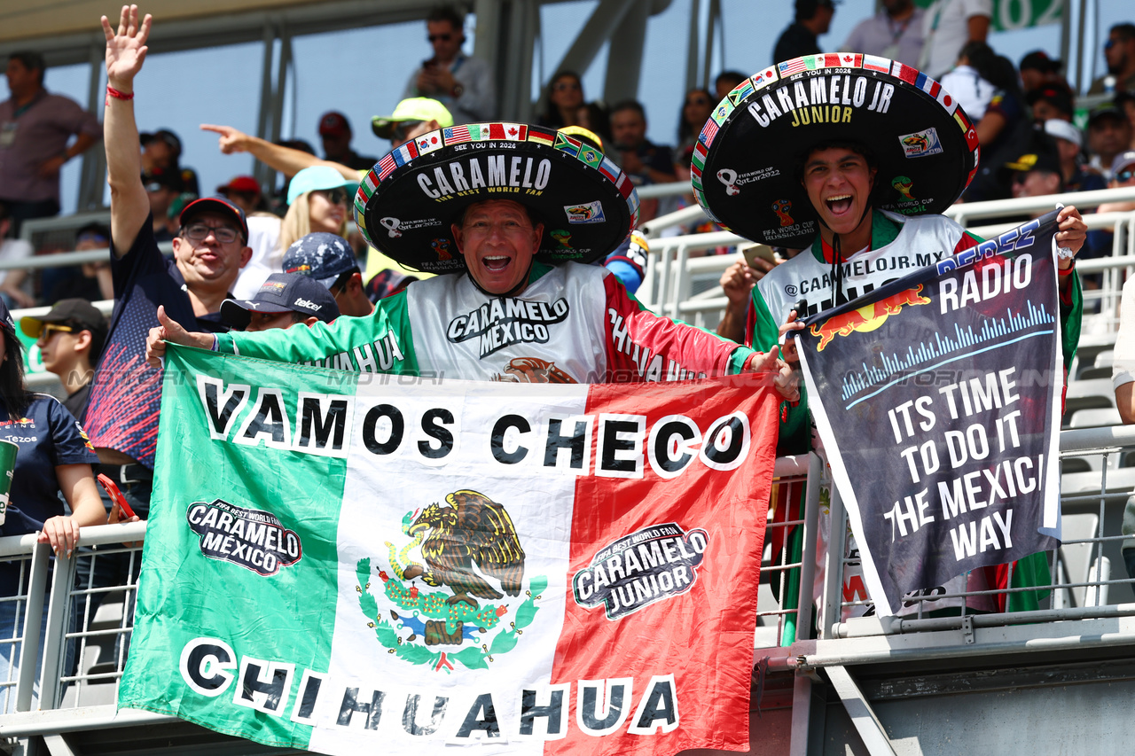 GP MESSICO, Circuit Atmosfera Sergio Perez (MEX) Red Bull Racing fans in the grandstand.

29.10.2023. Formula 1 World Championship, Rd 20, Mexican Grand Prix, Mexico City, Mexico, Gara Day.

 - www.xpbimages.com, EMail: requests@xpbimages.com © Copyright: Coates / XPB Images