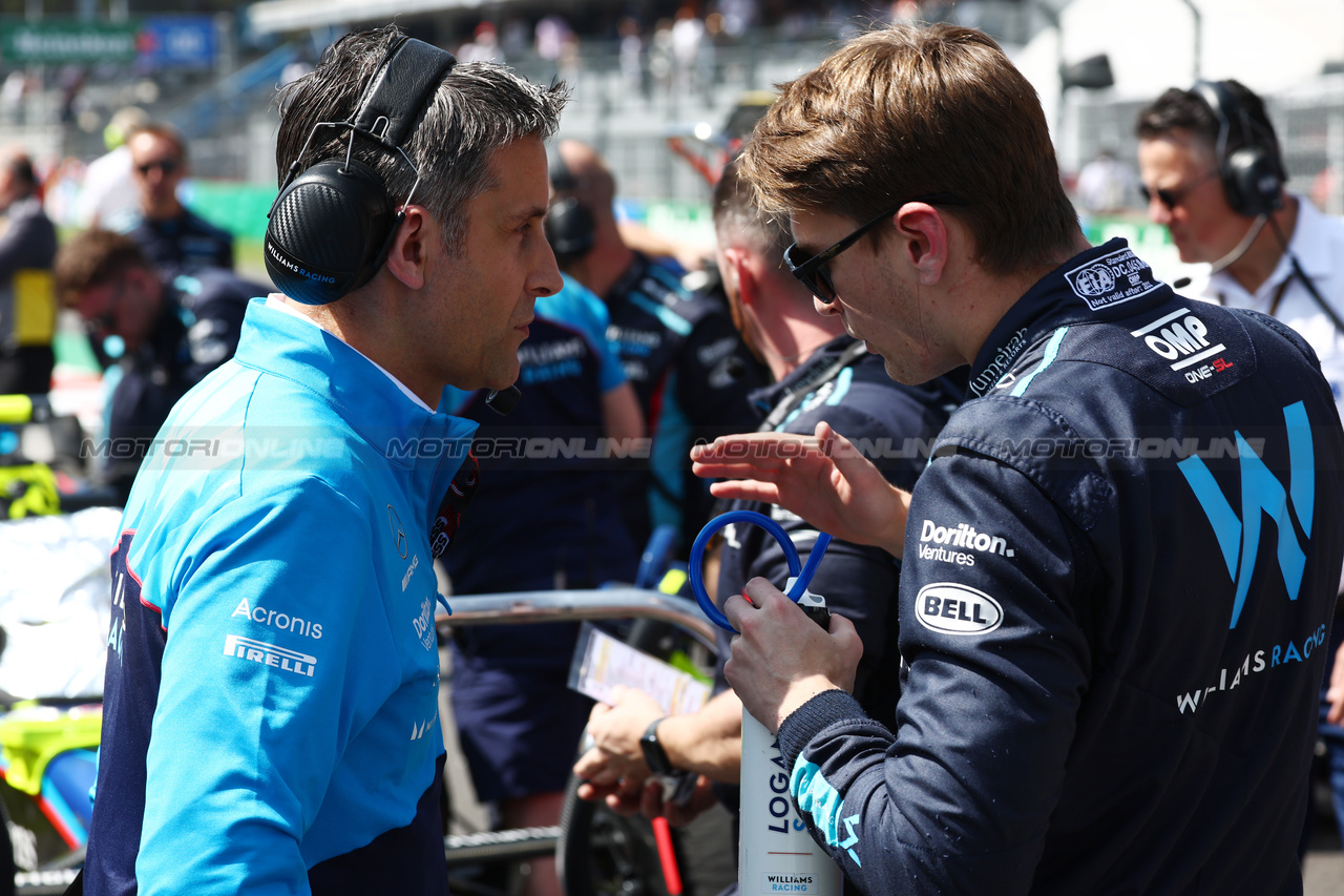 GP MESSICO, Alexander Albon (THA) Williams Racing on the grid with Ed Regan (GBR) Williams Racing Engineer on the grid.

29.10.2023. Formula 1 World Championship, Rd 20, Mexican Grand Prix, Mexico City, Mexico, Gara Day.

 - www.xpbimages.com, EMail: requests@xpbimages.com © Copyright: Coates / XPB Images