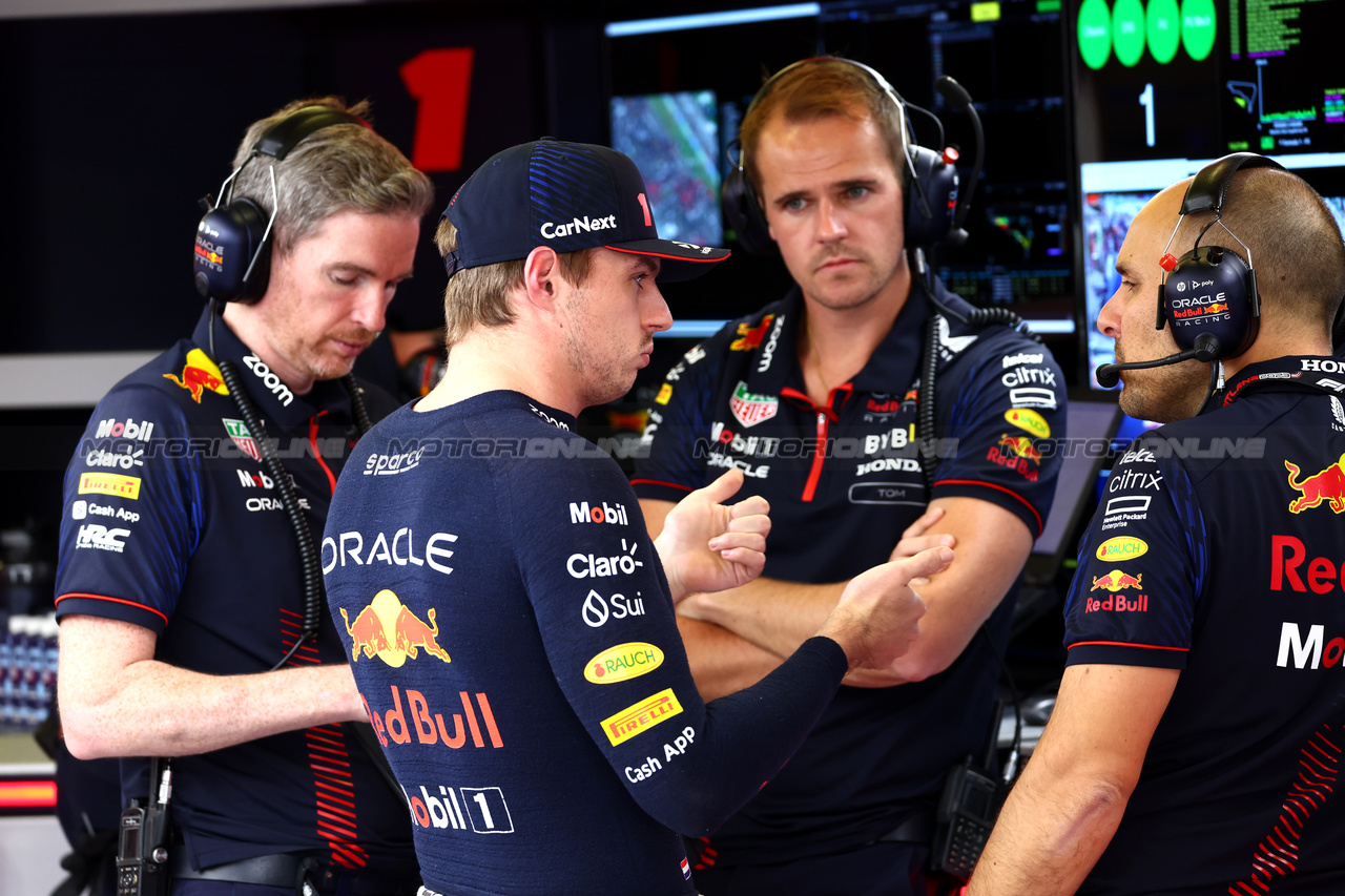 GP MESSICO, Max Verstappen (NLD) Red Bull Racing with Gianpiero Lambiase (ITA) Red Bull Racing Engineer.

29.10.2023. Formula 1 World Championship, Rd 20, Mexican Grand Prix, Mexico City, Mexico, Gara Day.

 - www.xpbimages.com, EMail: requests@xpbimages.com © Copyright: Coates / XPB Images