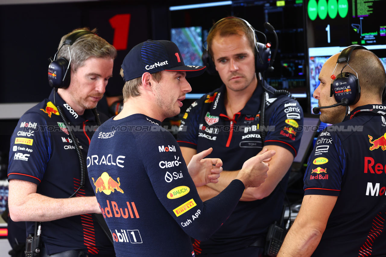 GP MESSICO, Max Verstappen (NLD) Red Bull Racing with Gianpiero Lambiase (ITA) Red Bull Racing Engineer.

29.10.2023. Formula 1 World Championship, Rd 20, Mexican Grand Prix, Mexico City, Mexico, Gara Day.

 - www.xpbimages.com, EMail: requests@xpbimages.com © Copyright: Coates / XPB Images