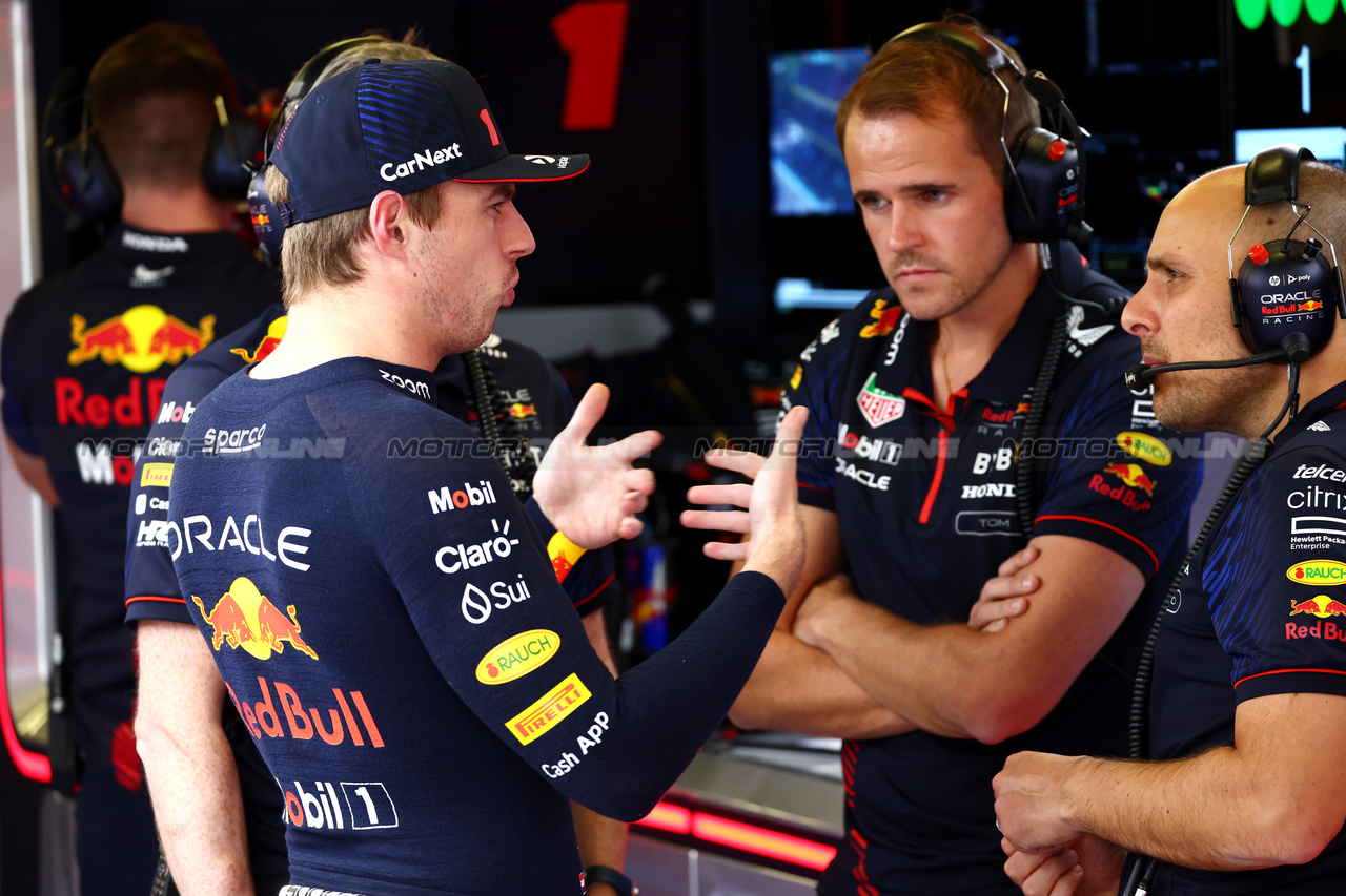 GP MESSICO, Max Verstappen (NLD) Red Bull Racing with Gianpiero Lambiase (ITA) Red Bull Racing Engineer.

29.10.2023. Formula 1 World Championship, Rd 20, Mexican Grand Prix, Mexico City, Mexico, Gara Day.

 - www.xpbimages.com, EMail: requests@xpbimages.com © Copyright: Coates / XPB Images